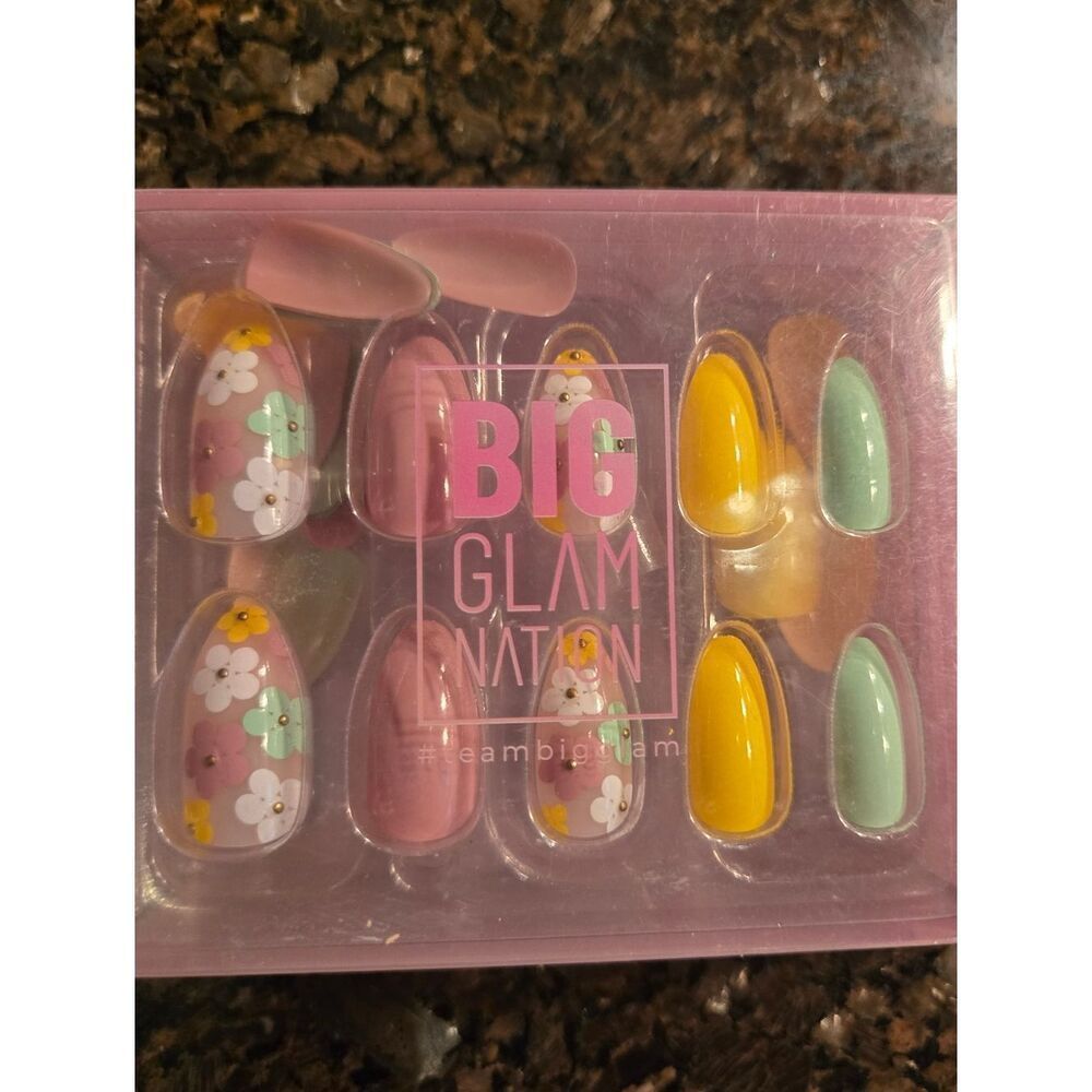 Women’s Floral & Pastel Press-On Nails - Pink, Yellow, Mint